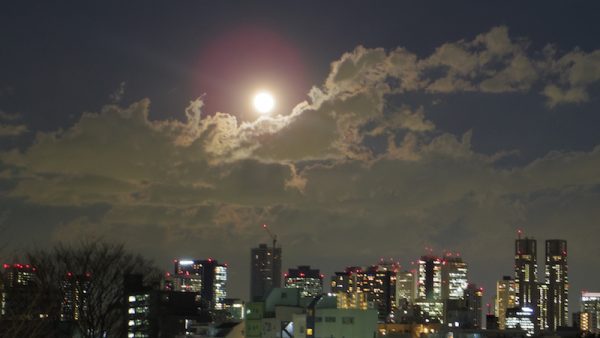 2017年1月12日 新宿高層ビル街の上に姿を現す蟹満月